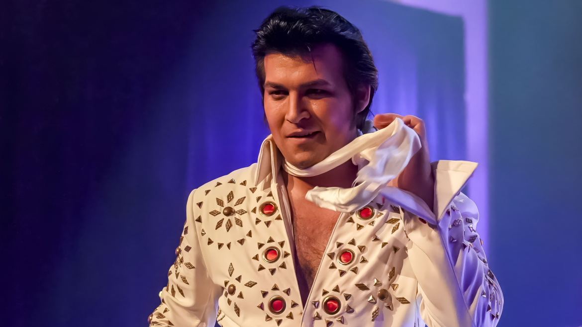 Vyprodané koncerty v Royal Theatre: Jakub Machulda vrací Elvise Presleyho na pódium