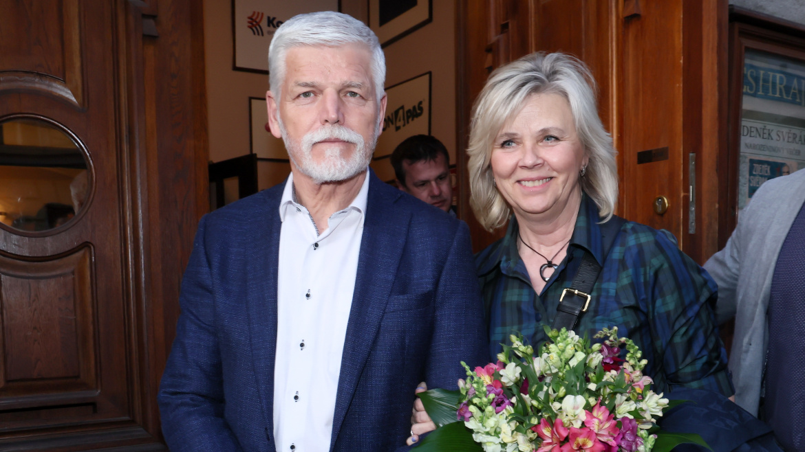 První dáma Eva Pavlová schytala kritiku za kostkované šaty: Lidé ji v komentářích nešetřili!