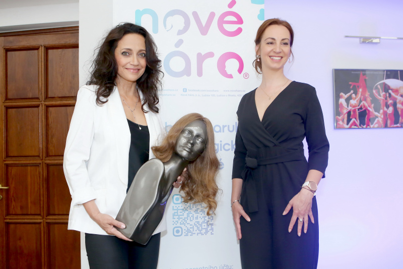 Lucie Bílá má plné ruce práce. Proč teď vyrábí růžové andělíčky? | Aplausin.cz