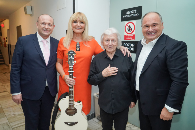 Václav Neckář zvedl diváky ze židlí. Fotku s ním chtěl každý | Aplausin.cz