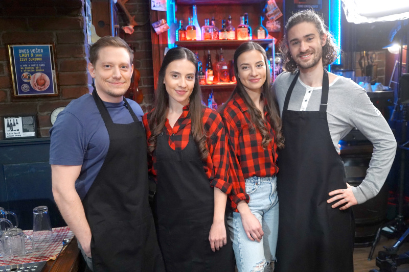 Kytice, objetí a slzičky dojetí. Herci se loučili se seriálem ZOO